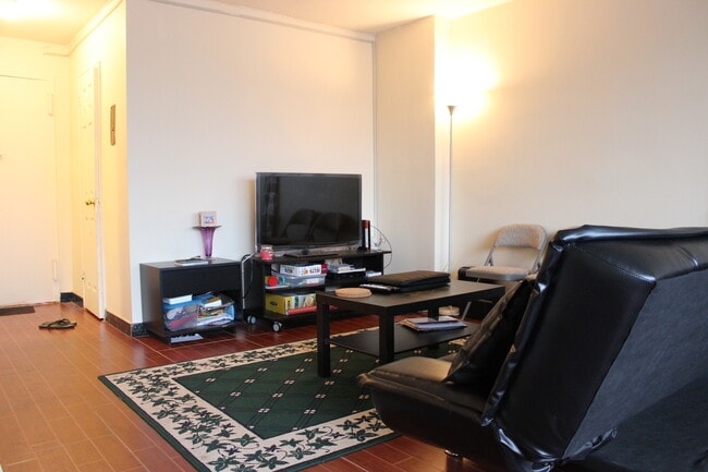 Amplia sala de estar tipo estudio - 201 Saint Pauls Ave