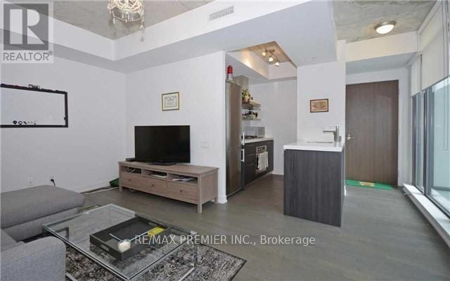 Building Photo - 461 Adelaide St W