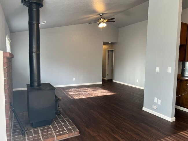 Building Photo - 3 bedroom home in Shasta Lake City