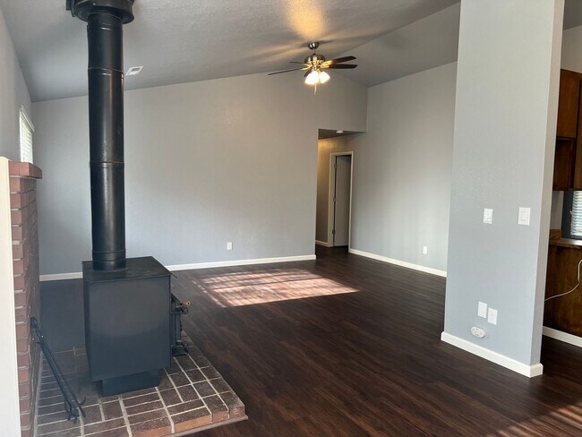 Foto del edificio - 3 bedroom home in Shasta Lake City