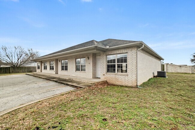 Building Photo - 1270 N Trinity Dr