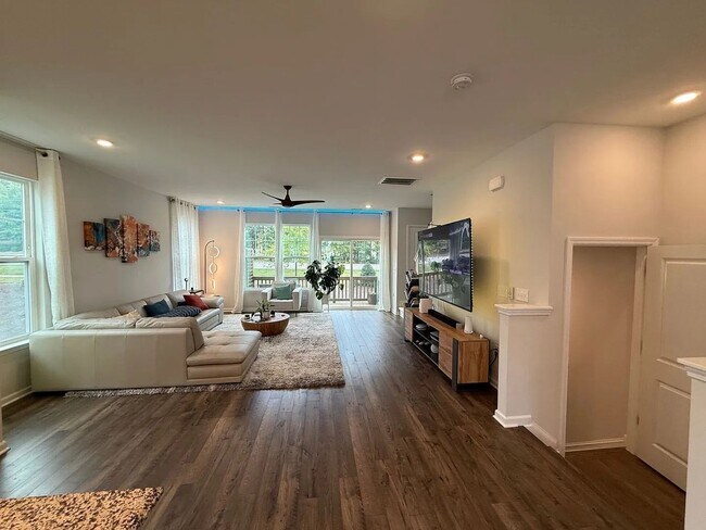 Foto del edificio - 1228 Commack Dr