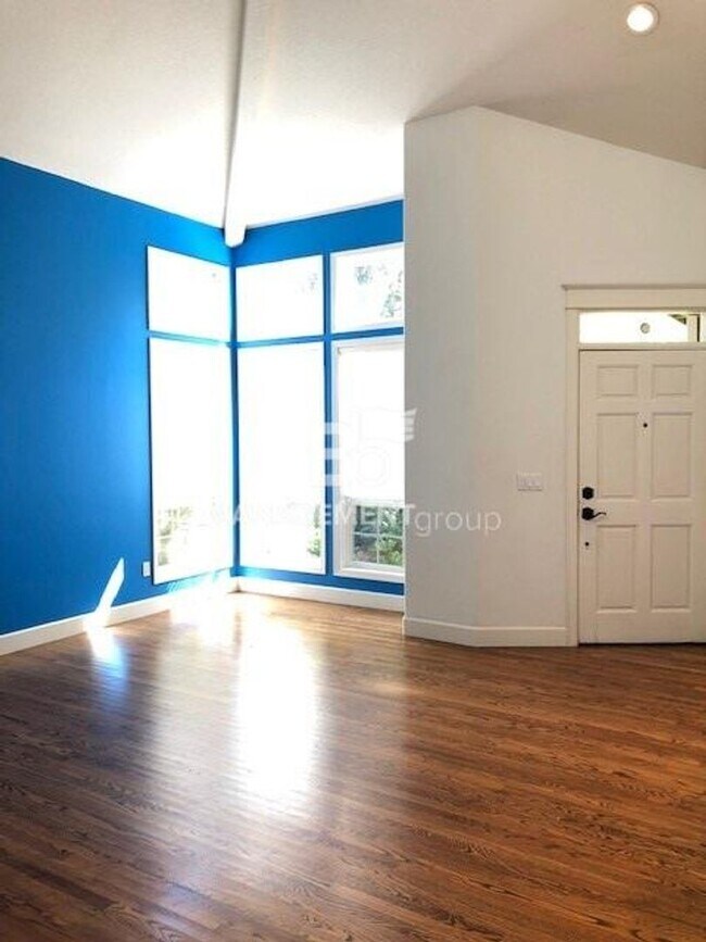 Foto del edificio - Beautiful Open Floorplan- Backyard Oasis, ...