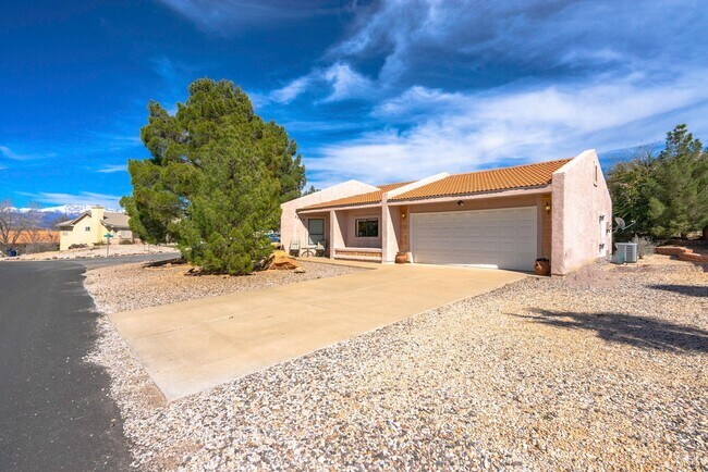 Building Photo - Spacious Stand Alone Home