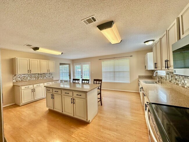 Foto del edificio - 4025 Lauren Ct