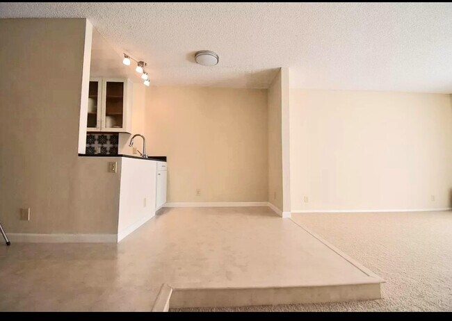 Building Photo - 3029 Kaiser Dr