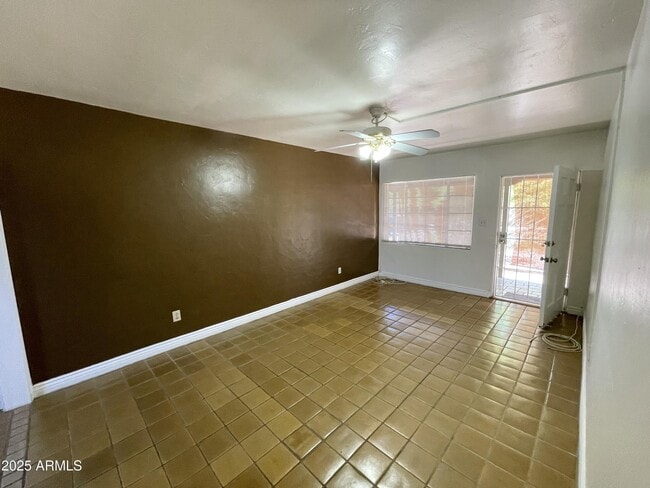 Building Photo - 606 E San Juan Ave