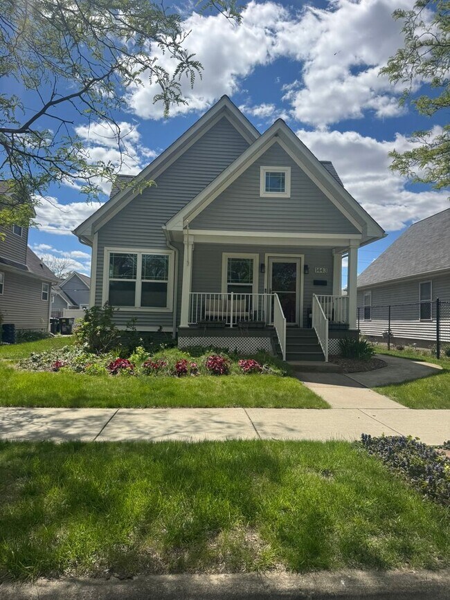 Building Photo - Beautiful 3 Bedroom Home Near the Detroit River!