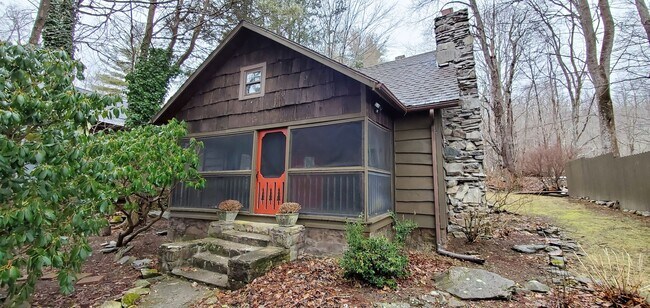 Building Photo - Charming 1 Bedroom Cottage off Hwy 105