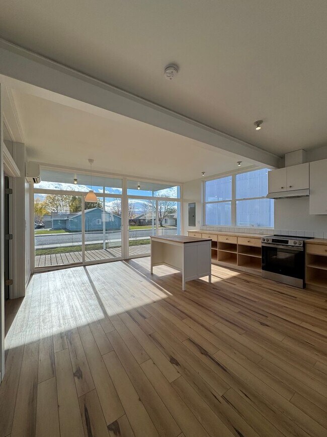 Foto del edificio - 4BR/3BA with Soaring Ceilings & Large Windows