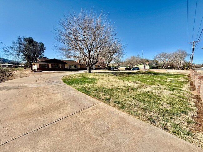 Foto del edificio - Beautifully Remodeled Three Bedroom Home on 2 Acres with Horse Privileges in Hurricane