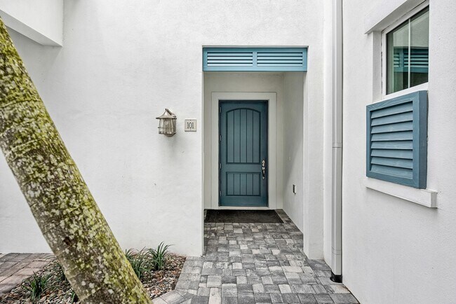 Foto del edificio - 2/2+Den Coach Home Available Annually!