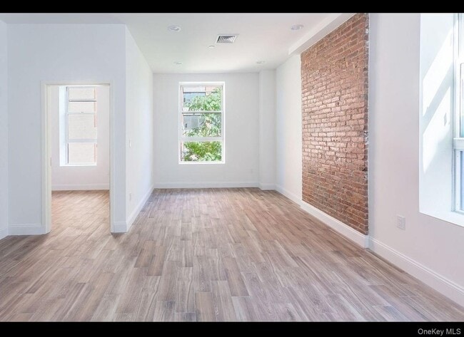 Building Photo - 1062 Clay Ave