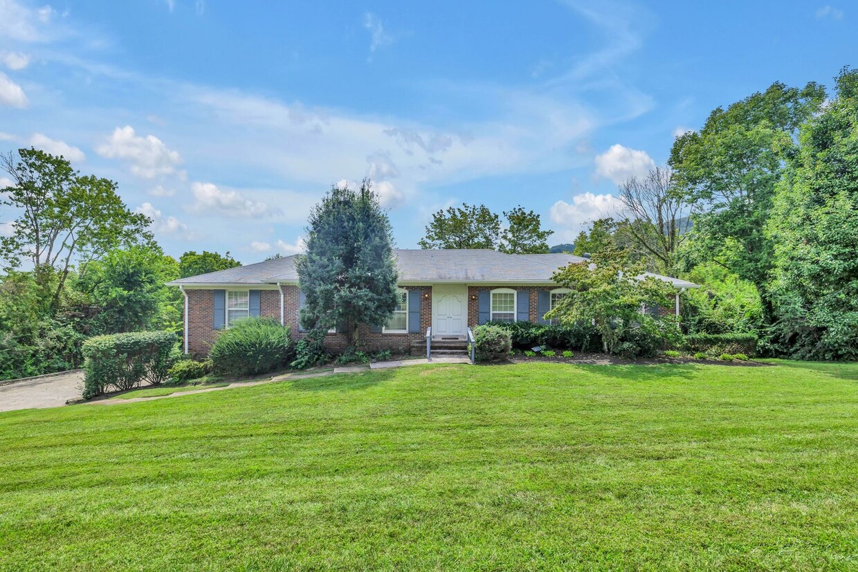 Foto principal - 5 BR Home in the Heart of Brentwood