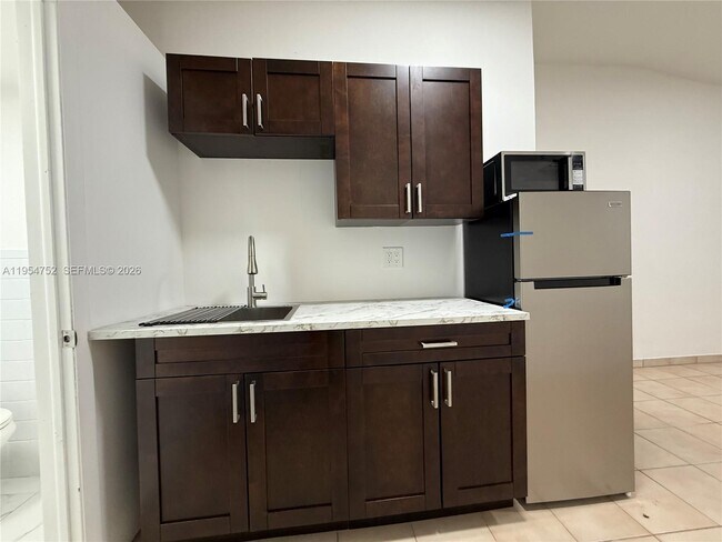 Building Photo - 435 NW 44th Ave