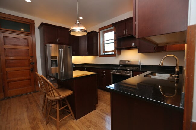 Building Photo - 3855 N Hoyne Ave