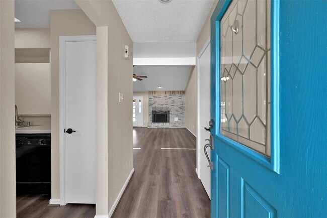 Building Photo - 2407 Summer Spring Dr