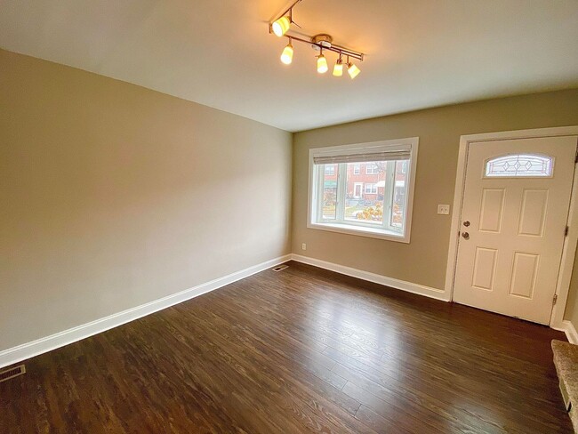 Building Photo - Beautifully Renovated 2-Bedroom/2-Bath Ess...