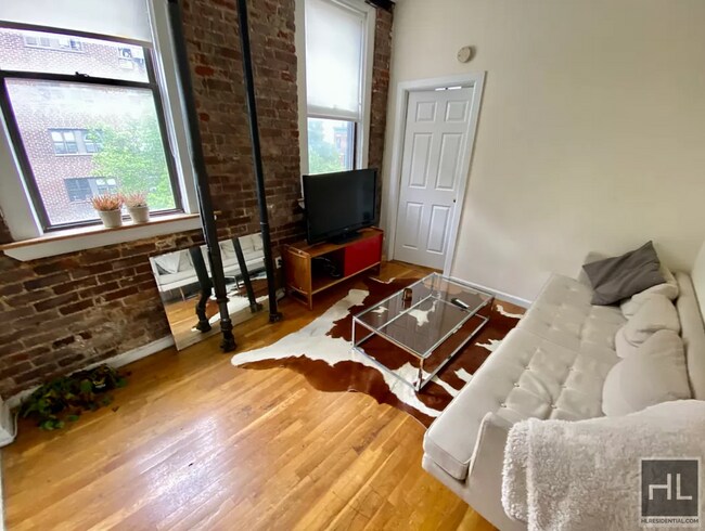 Building Photo - 254 E 3rd St 7