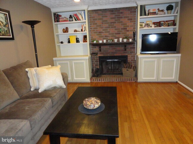Building Photo - 2733 Moores Valley Dr