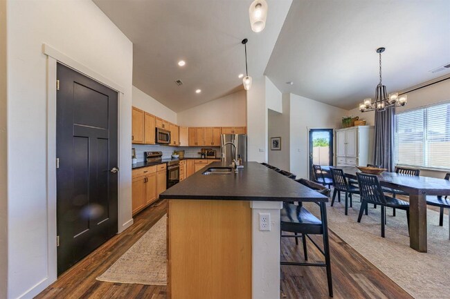 Foto del edificio - 450 Fox Meadows Ct