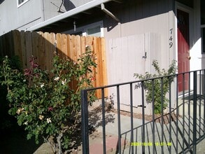 Building Photo - 749 Beelard Dr