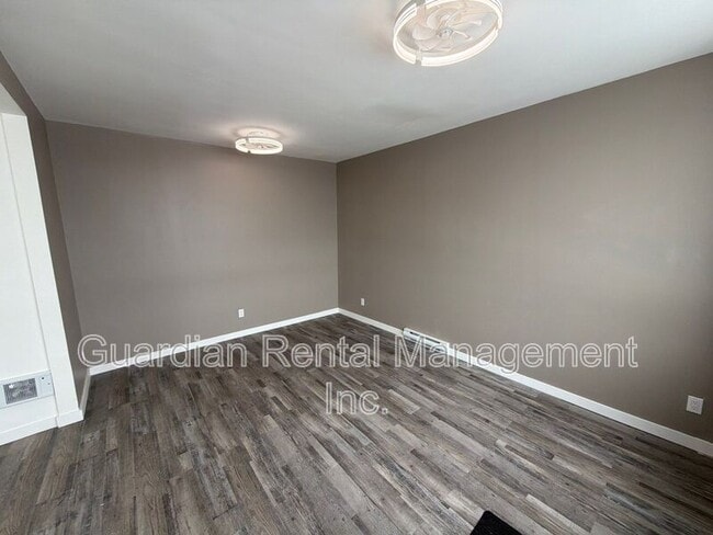 Building Photo - 140 Frederica St E