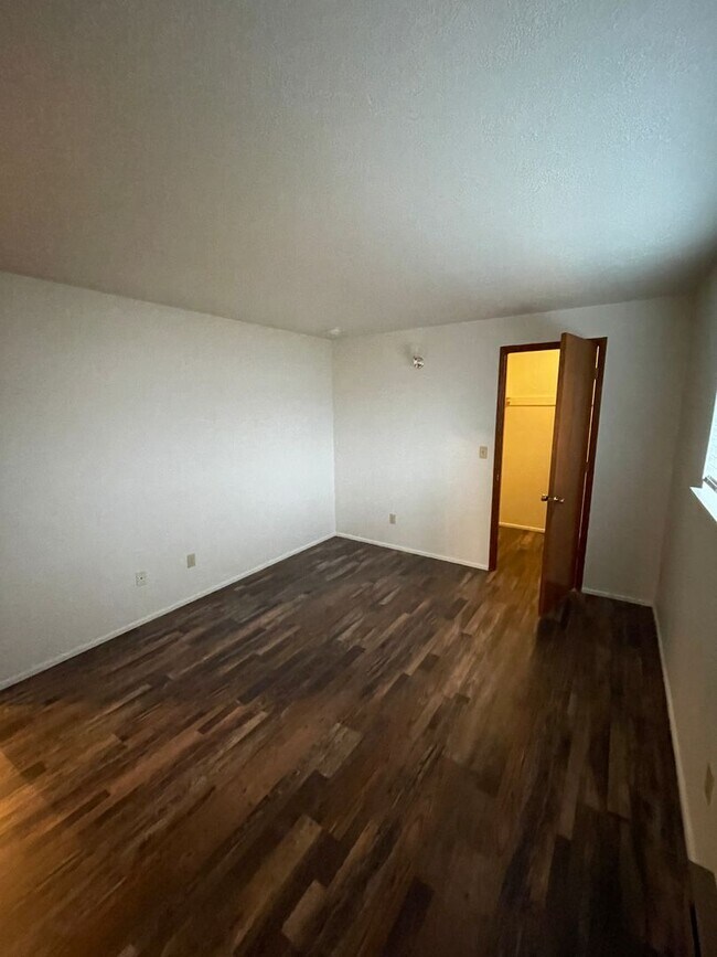 Building Photo - HARD TO FIND 4 BEDROOM!