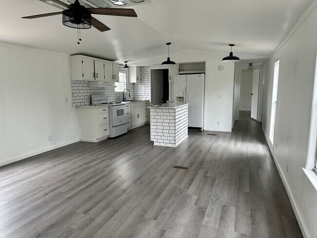 Foto del edificio - 3-bed/2-bath on 1 acre!