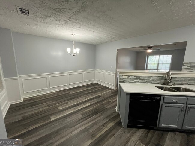 Building Photo - 4604 Grand Central Pkwy