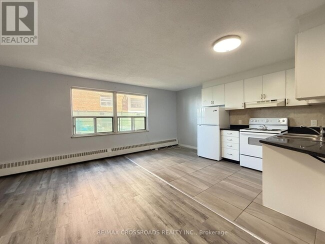 Building Photo - 1181-1181 Ellesmere Rd