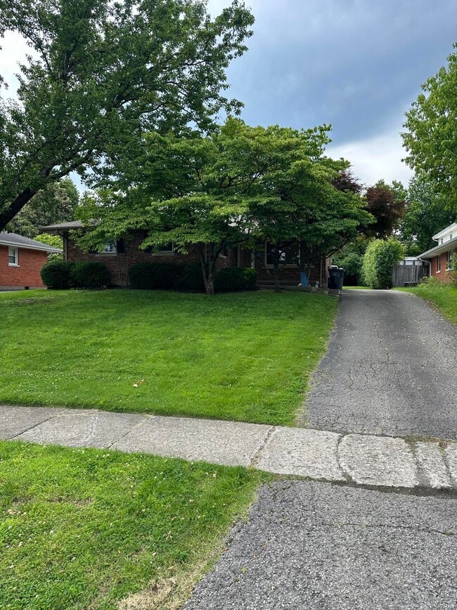 Building Photo - 2457 Eastway Dr