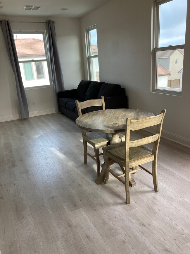 Foto del edificio - 38 S Saticoy Ave