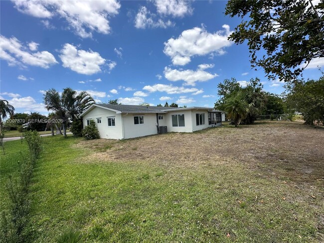 Building Photo - 107 W Lake Dr