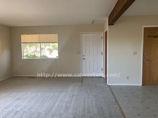 Building Photo - Spacious Duplex In Convenient Location