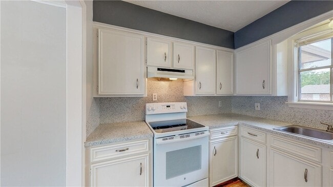 Building Photo - 1000 Holleman Dr