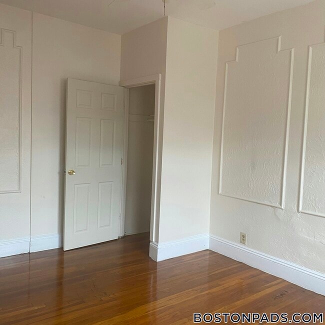 Building Photo - 19 Mora St