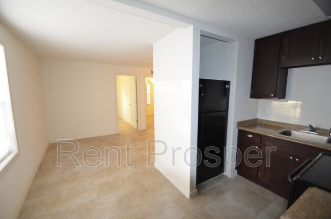 Building Photo - 810 Eresken Ave
