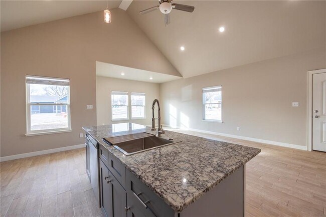 Building Photo - 910 Vly Oaks Ln