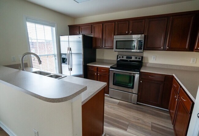 Foto del edificio - Coming Soon-3 Bedroom, 2 Bath End unit Tow...