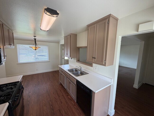 Foto del edificio - 465 Stansbury Dr