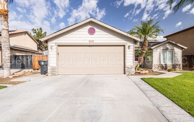 Foto del edificio - 3 Bedroom/2 Bath with a Pool and Solar - $...