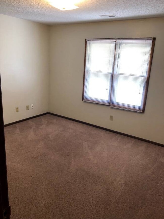 Building Photo - 1003 Lyndale Dr