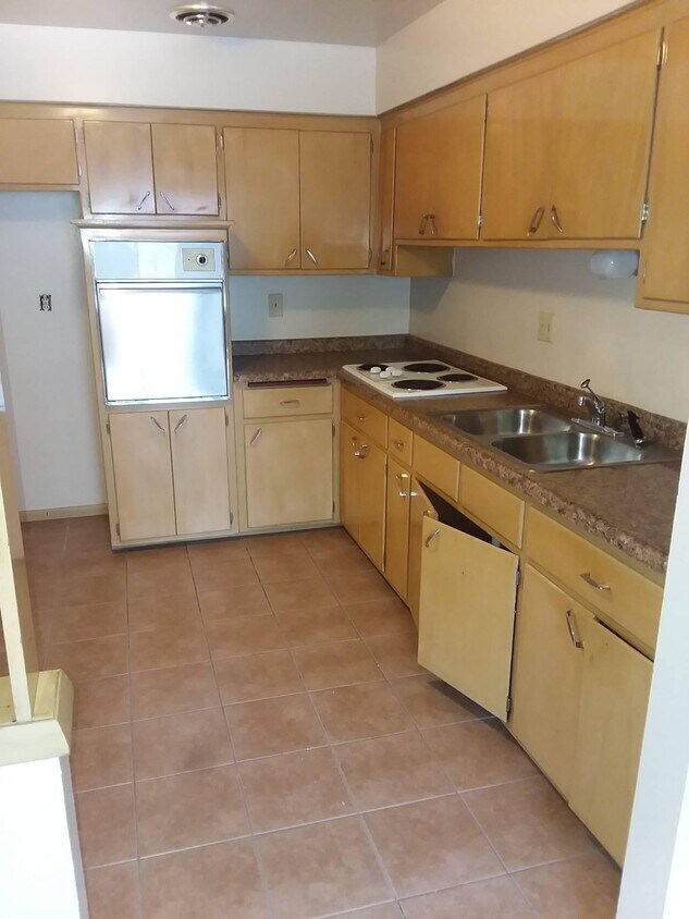 Primary Photo - 7711 W Hampton Ave