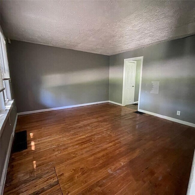Foto del edificio - 3304 N Harding St