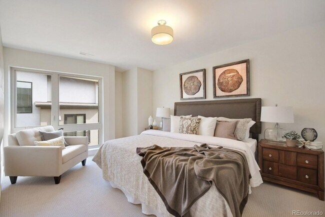 Foto del edificio - You’ll fall in LOVE with the VIEW! Convenient Location!