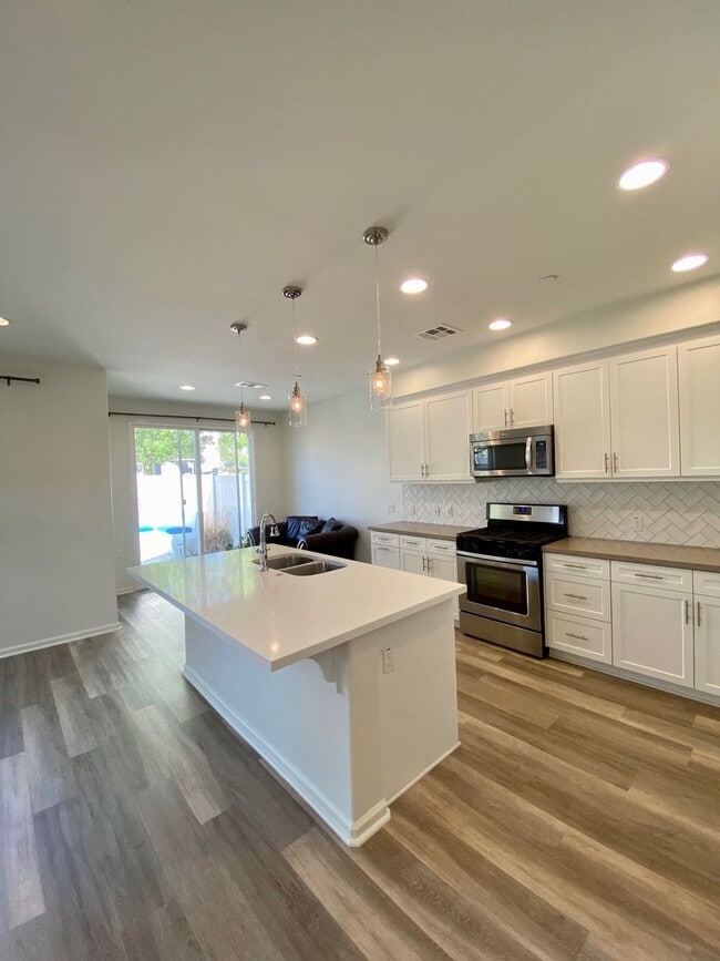 Building Photo - Executive 3-Bedroom Townhome