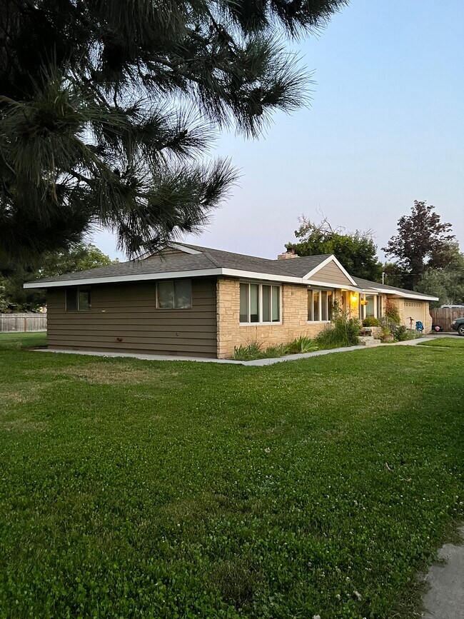 Building Photo - 61956 Pettigrew Rd