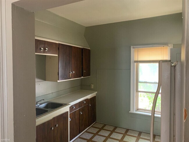 Foto del edificio - 1 br, 1 bath Duplex - 521 Throop St