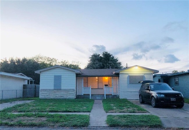 Building Photo - 4305 Aspen St